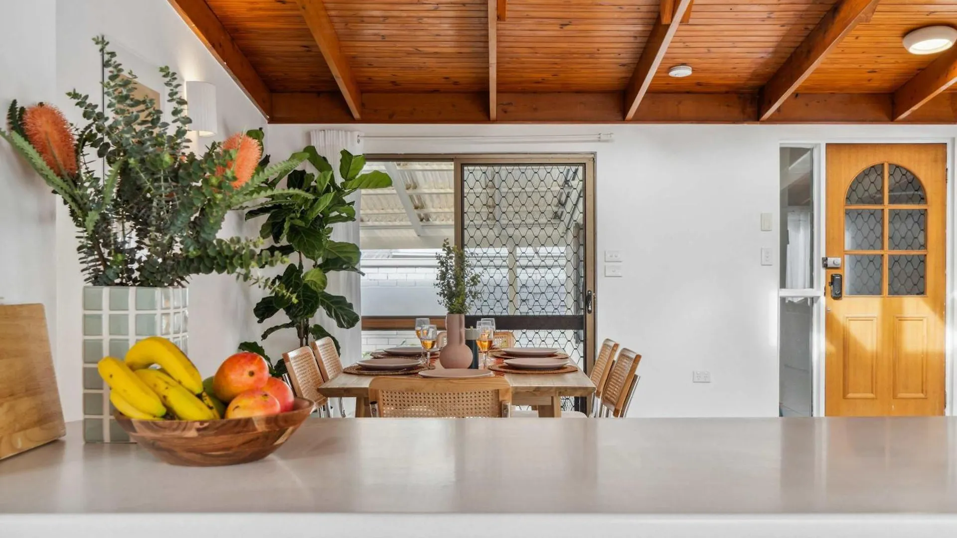 Coastal Comfort: Relax & Recharge In Maroochydore Holiday home