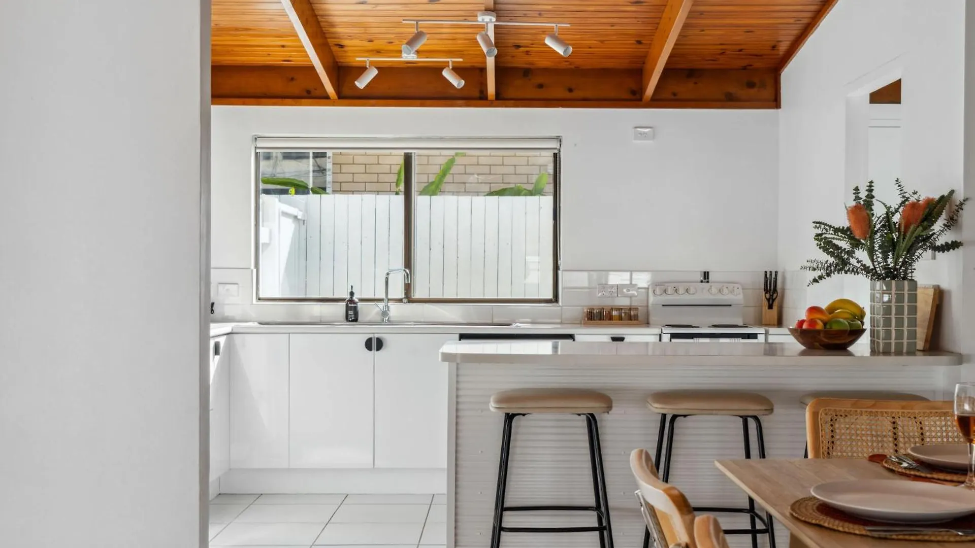 Coastal Comfort: Relax & Recharge In Maroochydore Holiday home