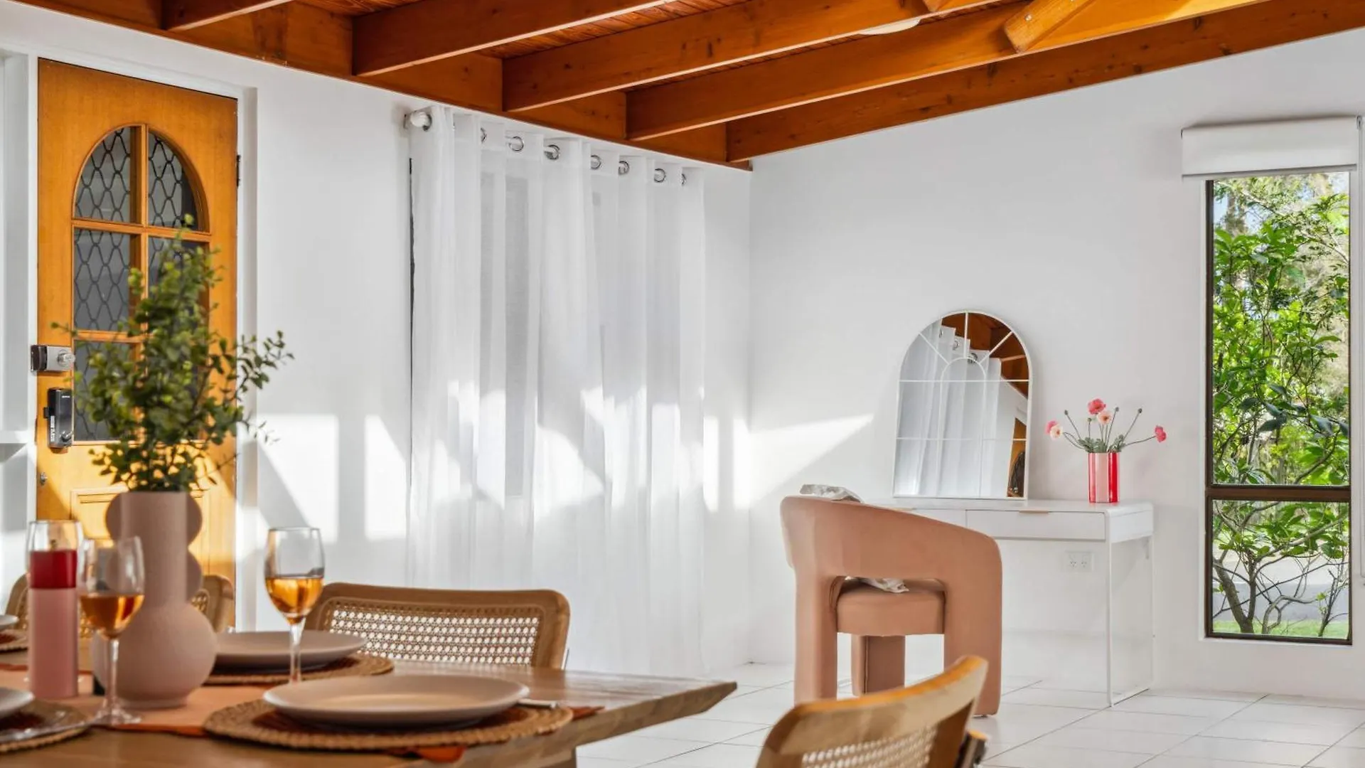Coastal Comfort: Relax & Recharge In Maroochydore Holiday home