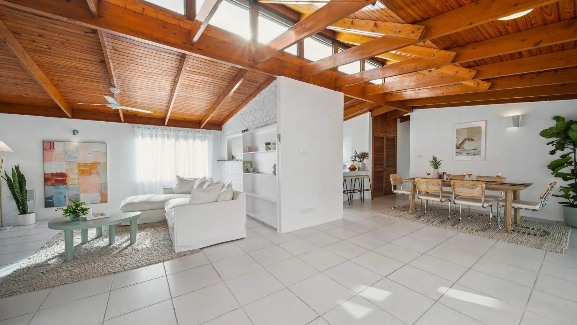 Coastal Comfort: Relax & Recharge In Maroochydore