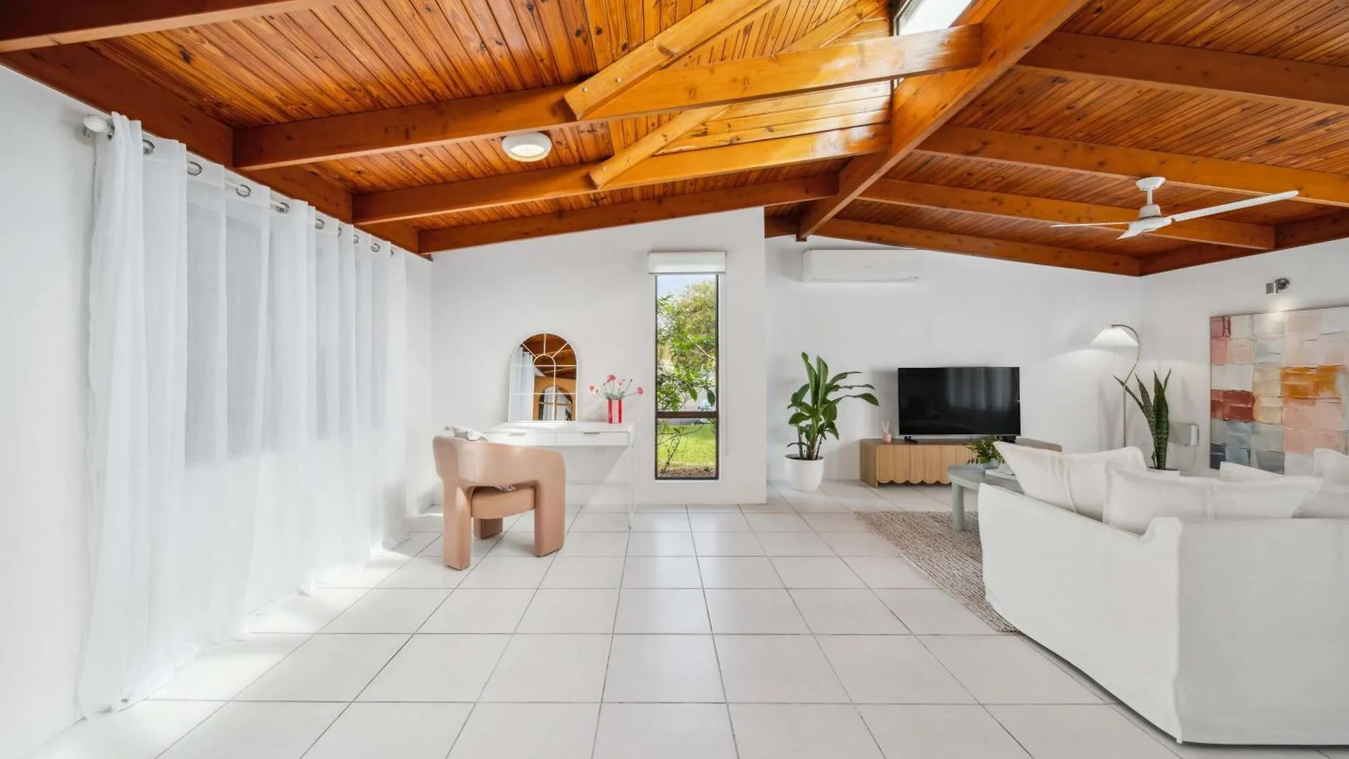 Coastal Comfort: Relax & Recharge In Maroochydore