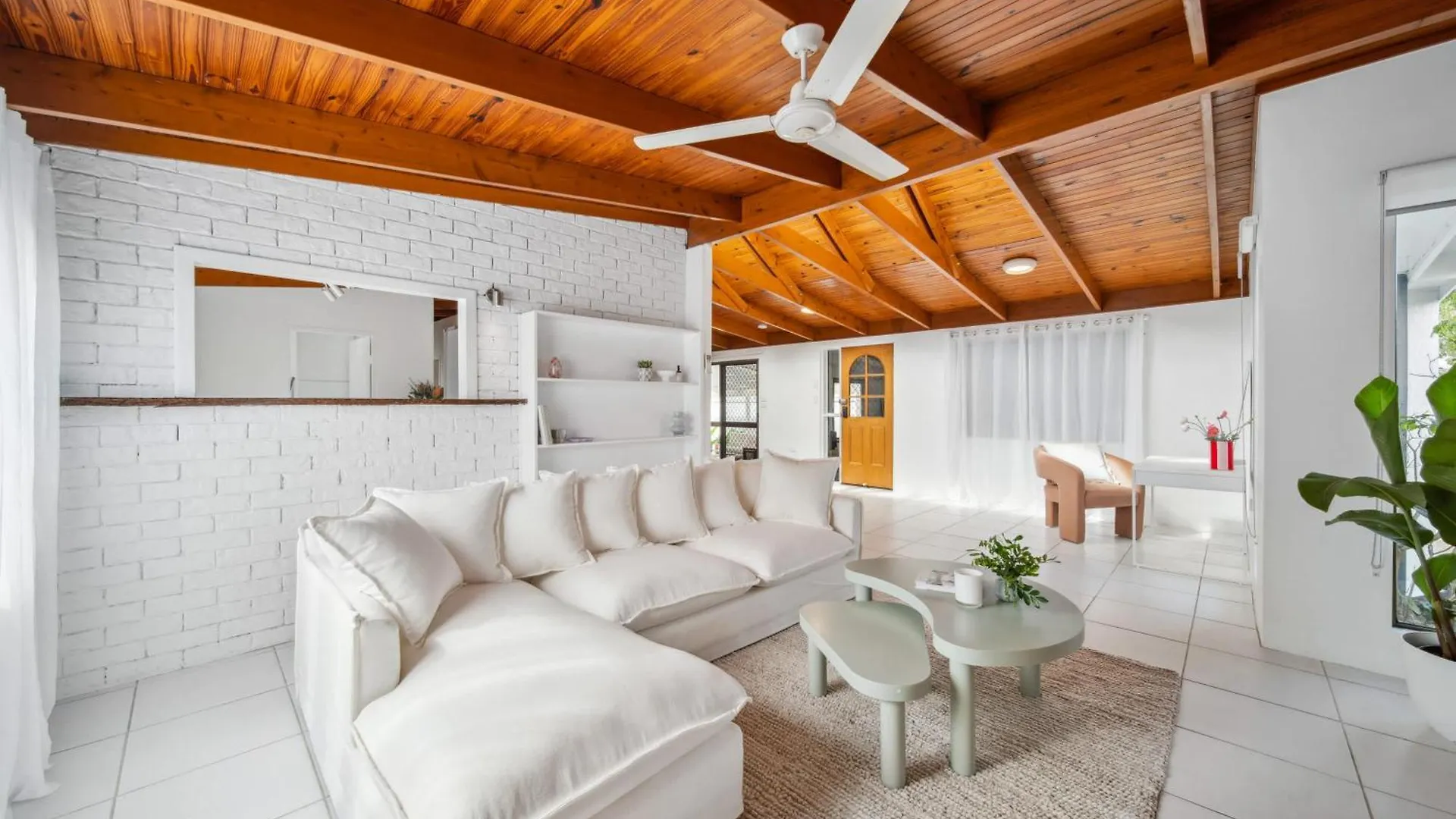 Coastal Comfort: Relax & Recharge In Maroochydore 0*,