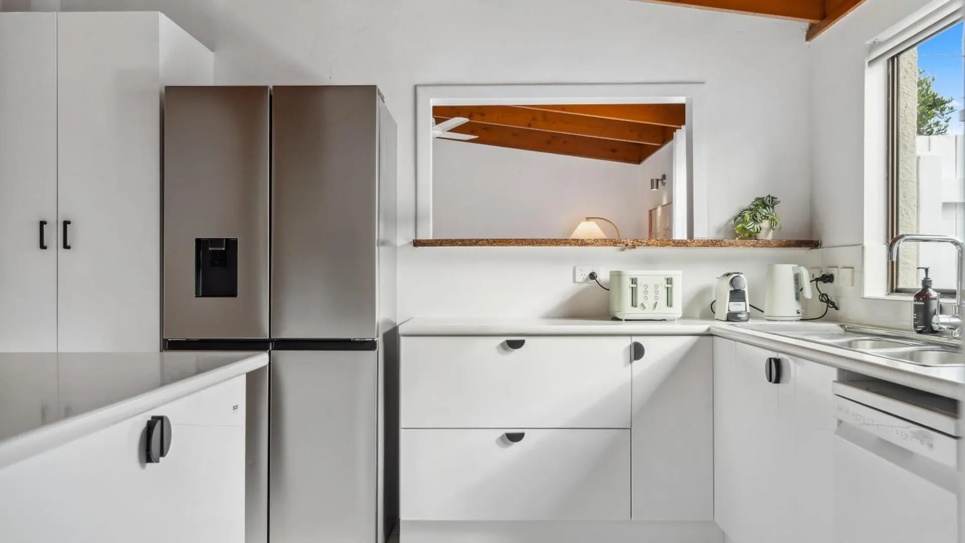 Coastal Comfort: Relax & Recharge In Maroochydore Holiday home